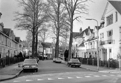 848414 Gezicht in de Frans Halsstraat te Utrecht vanaf de Jan van Scorelstraat, met rechts de panden Frans Halsstraat ...